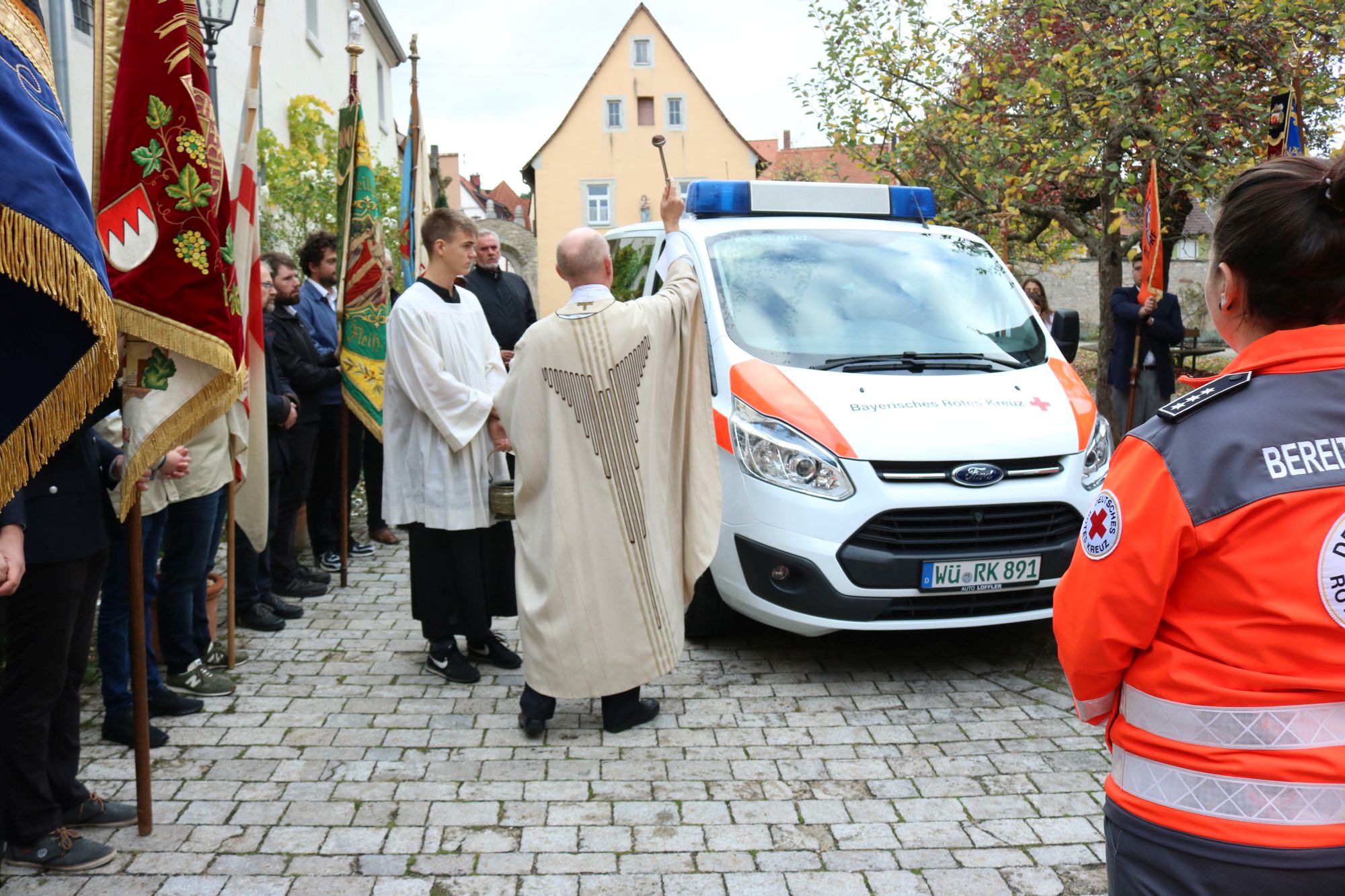Fahrzeugsegnung durch Pfarrer Paul Weismantel an der Kirche St. Stephanus in Randersacker
