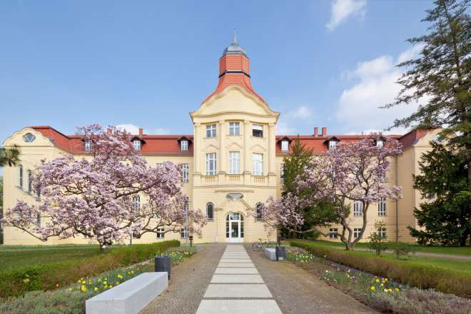 Generalsekretariat des DRK Deutsches Rotes Kreuz DRK, Gebaeude / Architektur / Immobilien, DRK Generalsekretariat Berlin Lichterfelde, Aussenansichten, Rittberg-Haus, Mittelrisalit, Jugendstil, Turm, Aussenansicht, Eingang
