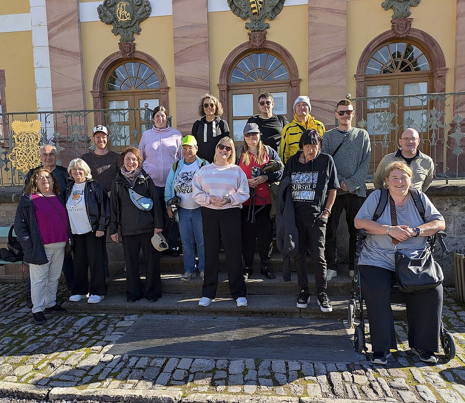Gruppenfoto in Weimar 16 Personen vor einem historischen Gebäude