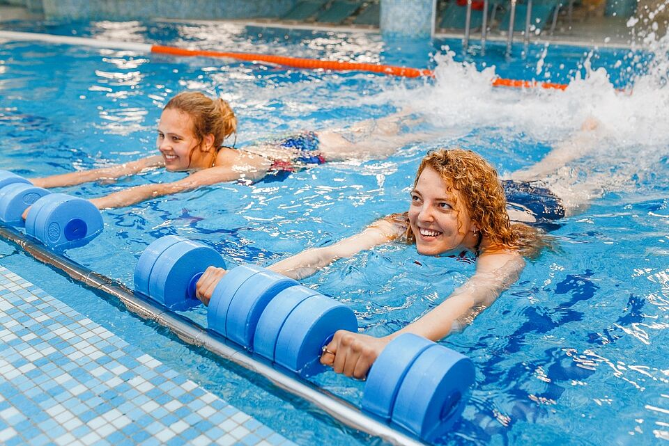 Zwei Frauen üben im Schwimmbecken
