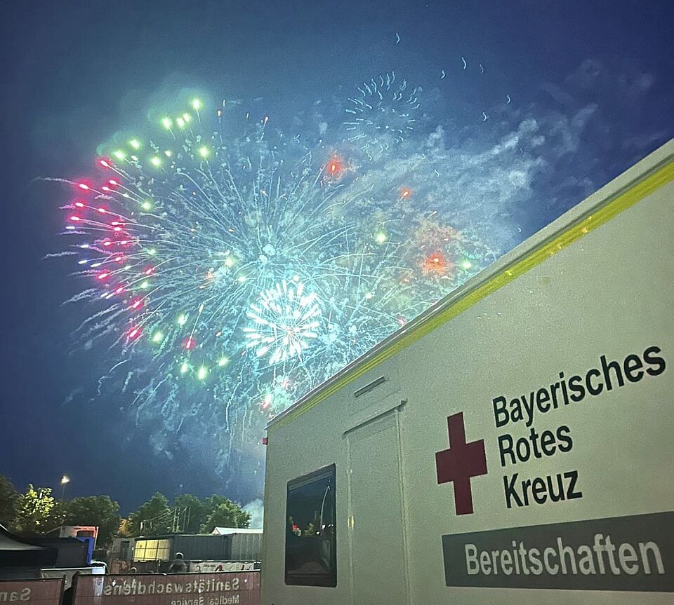 Abschlussfeuerwerk Feuerwerk über der Sanitätsstation