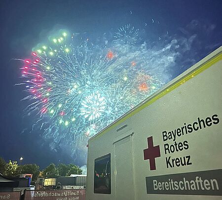 Feuerwerk über der Sanitätsstation