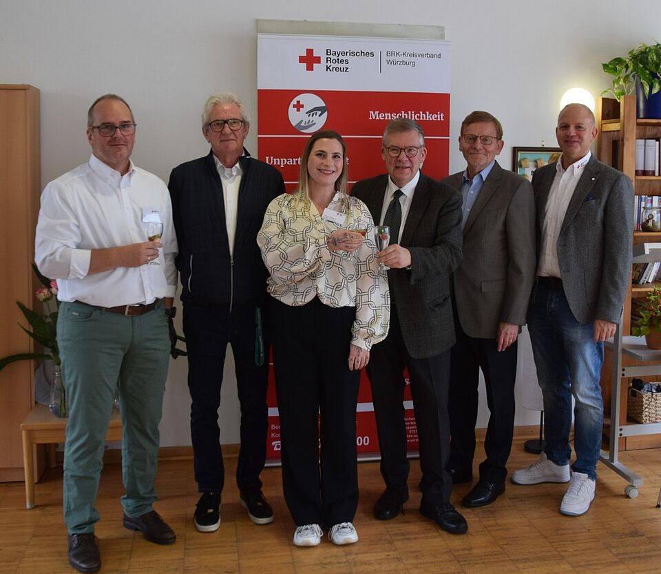 Gruppenbild sechs Personen mit Sektgläsern