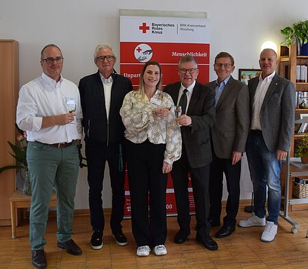 Gruppenbild sechs Personen mit Sektgläsern