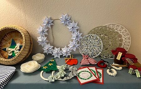 Ein Tisch mit verschiedenen Bastelarbeiten