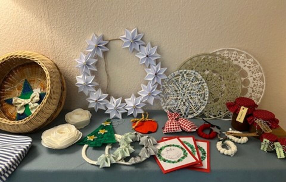 Bastelarbeiten Ein Tisch mit verschiedenen Bastelarbeiten